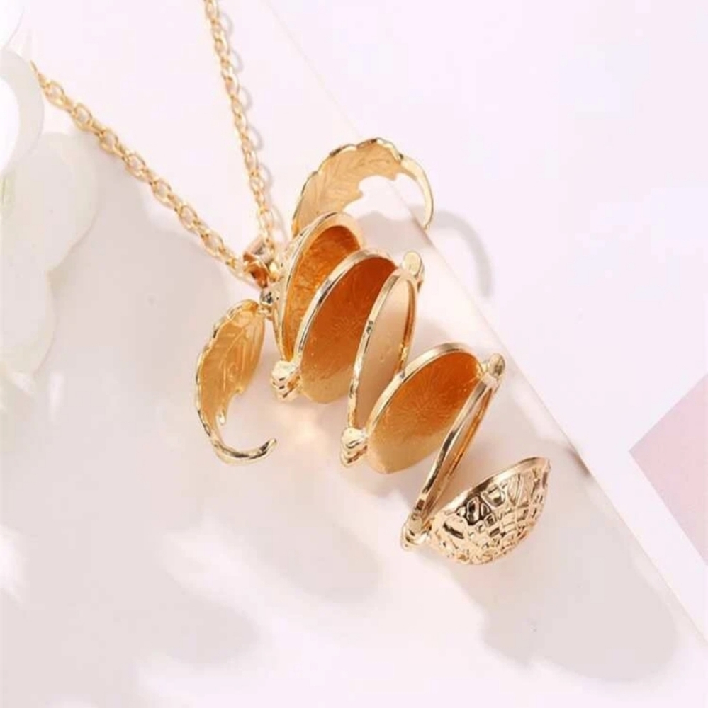 *Madison* Picture Locket Necklace - Picture 2 of 4